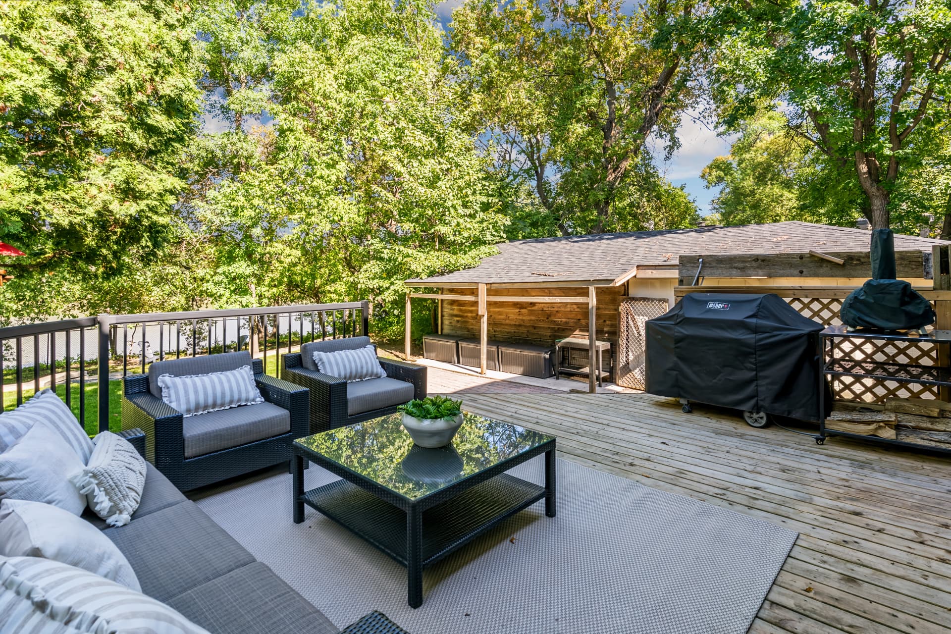 Expansive deck with grilling and entertaining space